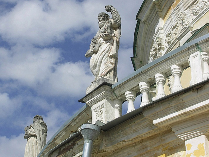Апостолы на балюстраде храма с.Подмоклово