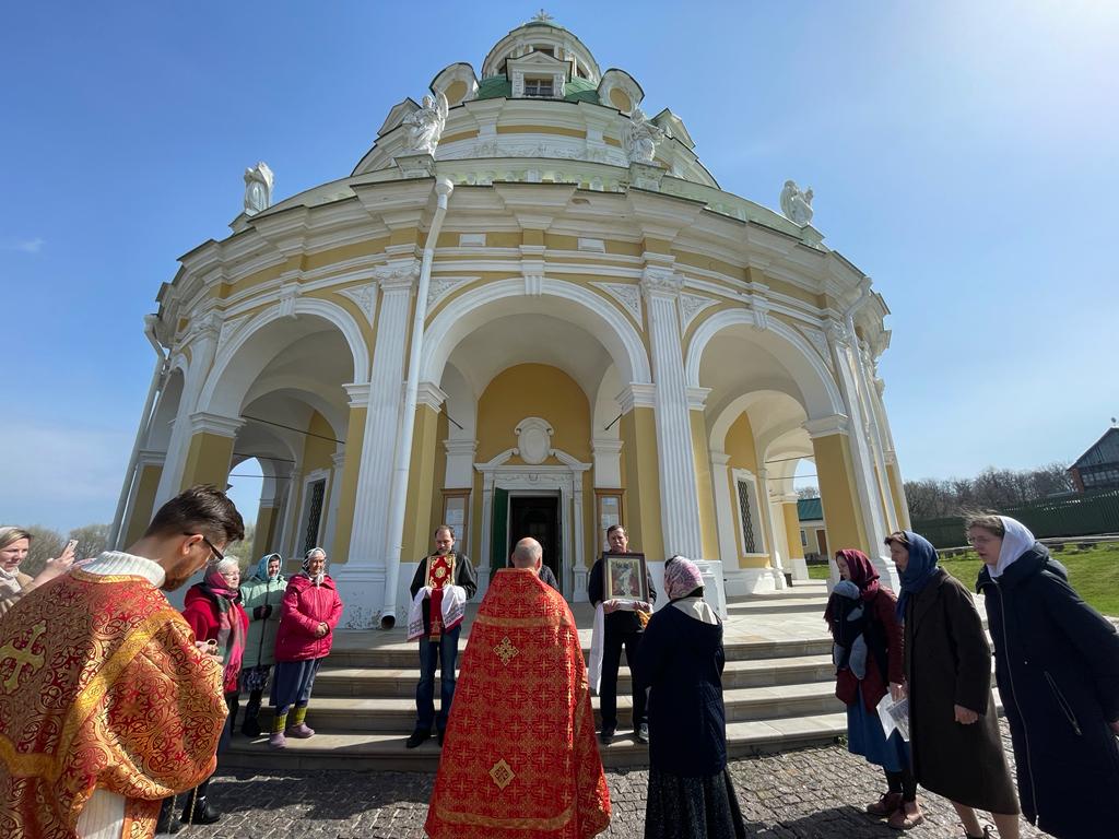 Храм в Подмоклово вертикальное фото